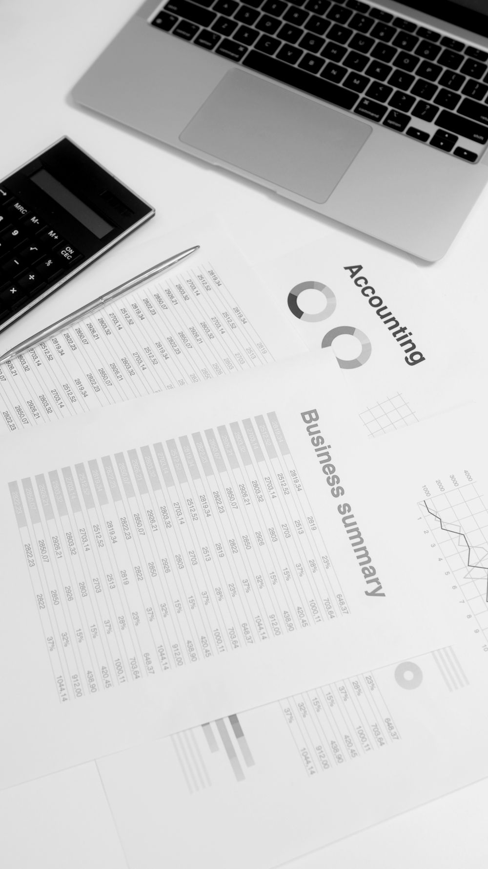 Persona analizando documentos financieros en un escritorio