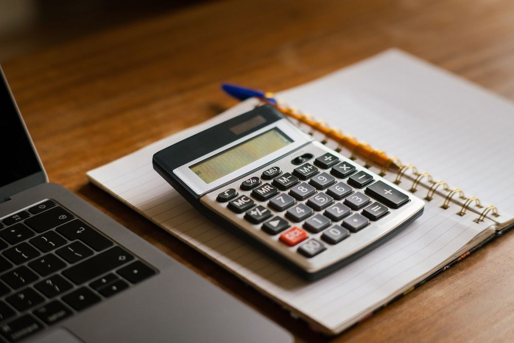 Escritorio de contador con calculadora y recibos