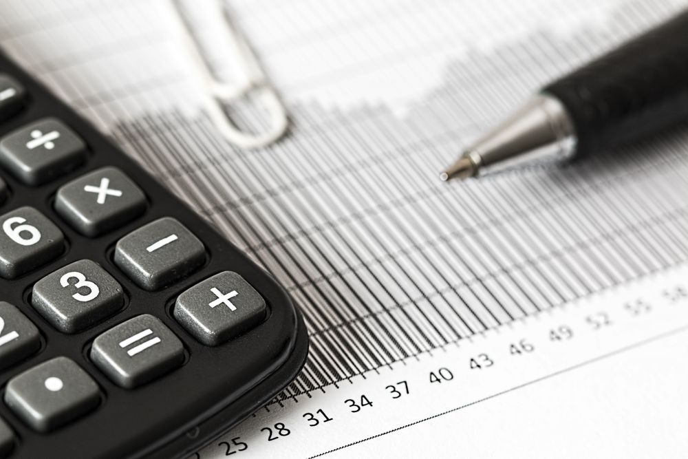 Calculadora y gráfica financiera sobre una mesa